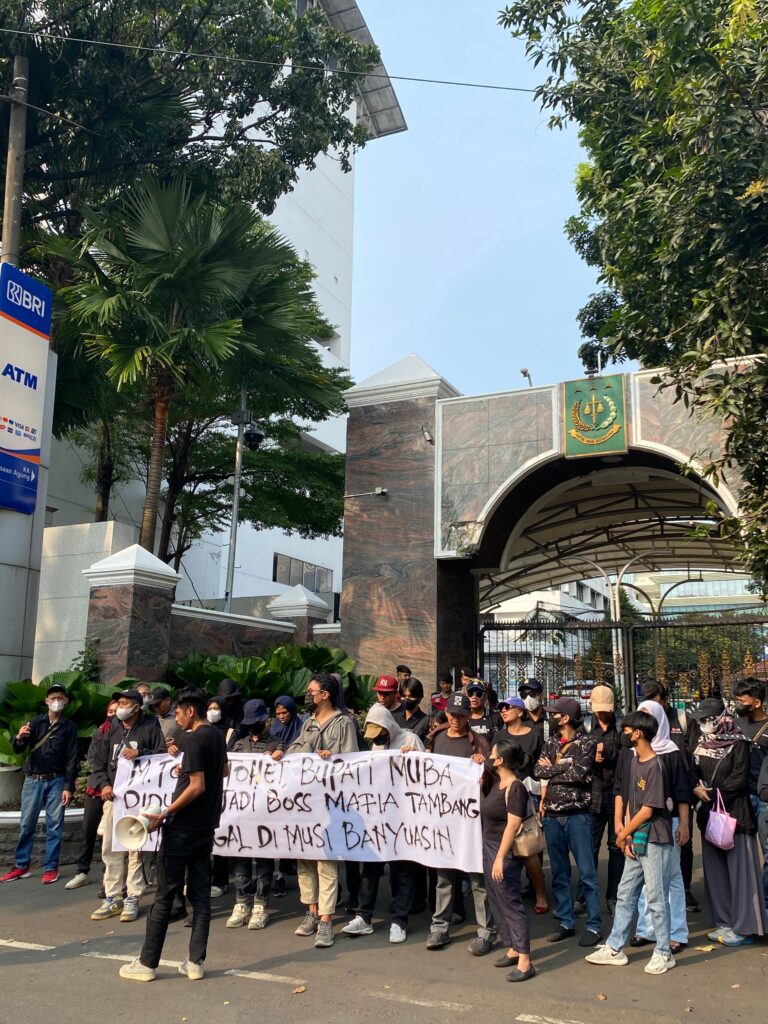 Aksi Aktivis Sumsel Jakarta menggelar aksi unjuk rasa di depan Gedung Kejaksaan Agung RI, Jakarta, pada Jum’at, (18/7)/Ist